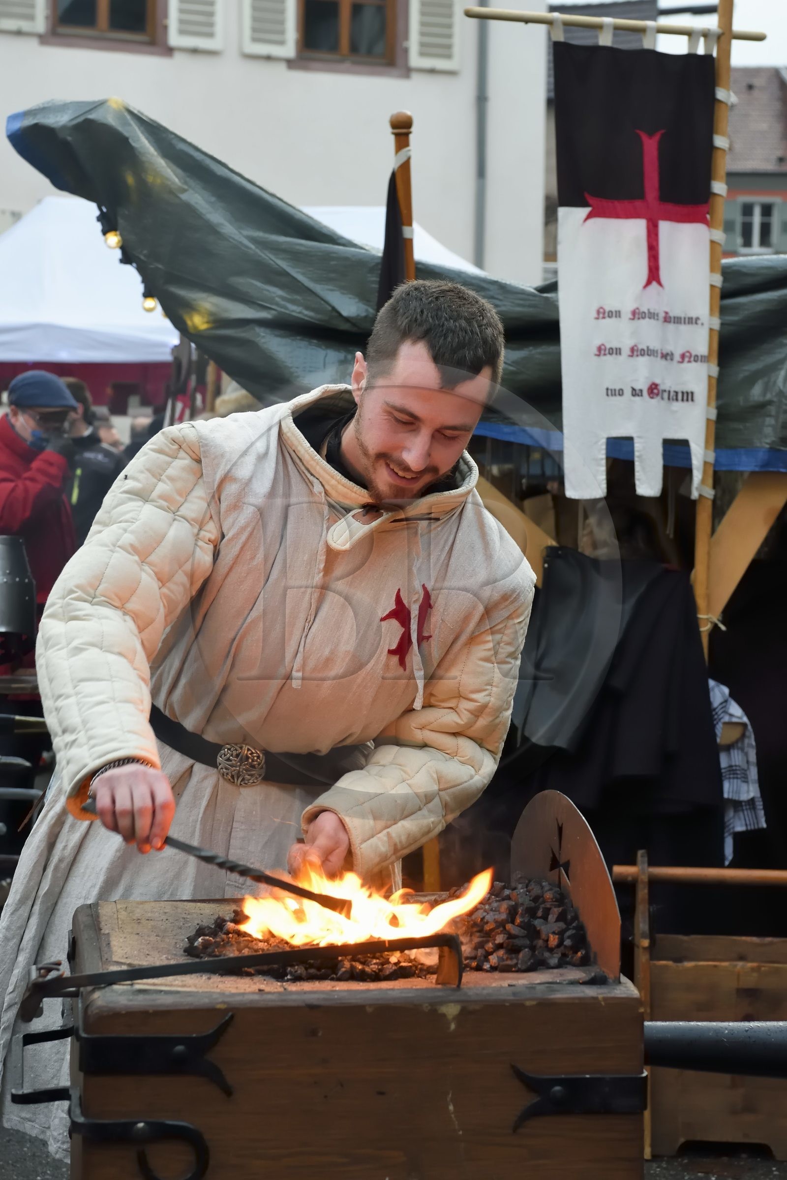 France, Haut-Rhin (68), Ribeauvillé, le marché de Noël médiéval, les templiers sont aussi présents à la forge en plein air