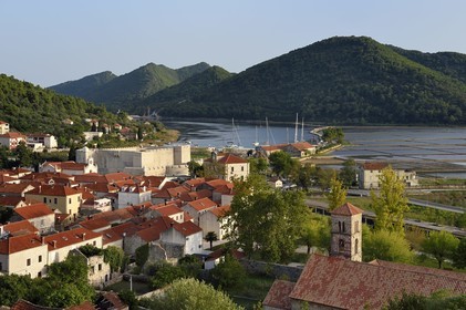 Croatie, Dalmatie, cote dalmate, presqu'ile de Peljesac, la vieille-ville de Ston, le Fort Kastio à gauche et le monastère Saint-Nicolas à droite, les anciens marais salants en arrière plan