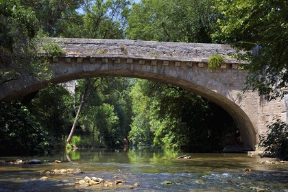 France, Var (83), Provence Verte, Correns, 1er village bio de France, le pont sur le fleuve Argens