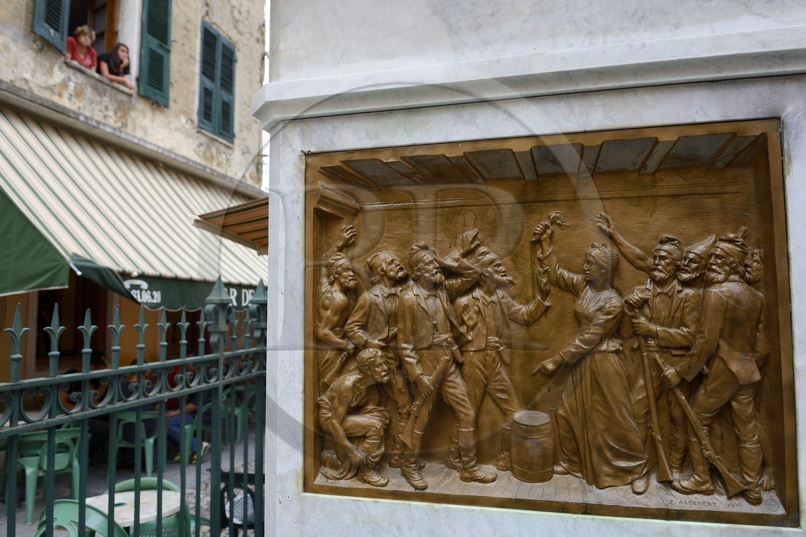 France, Haute-Corse (2B), Corte, bas relief sur le socle de la statue du général Gaffori, héro de la révolution corse (place Gaffori dans la ville haute), scène à la gloire du courage de son épouse Faustina Gaffori