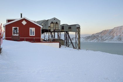 Norvège, Svalbard, Spitzberg, Longyearbyen, Taubanesentralen, batiment central abandonné du téléphérique utilisé pour le transport des chariots de charbon des mines vers le port