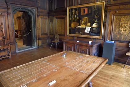 France, Bas-Rhin (67), Strasbourg, vieille ville classée au Patrimoine Mondial de l'UNESCO, musée de l'Oeuvre Notre Dame et Arts du Moyen-Age, ancienne salle de réunion des administrateurs, table à calculer pour la comptabilité de l'Oeuvre Notre-Dame