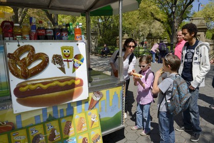 Etats-Unis, New York, Manhattan, Central Park, vendeur ambulant de Hot Dog, boissons et de glaces
