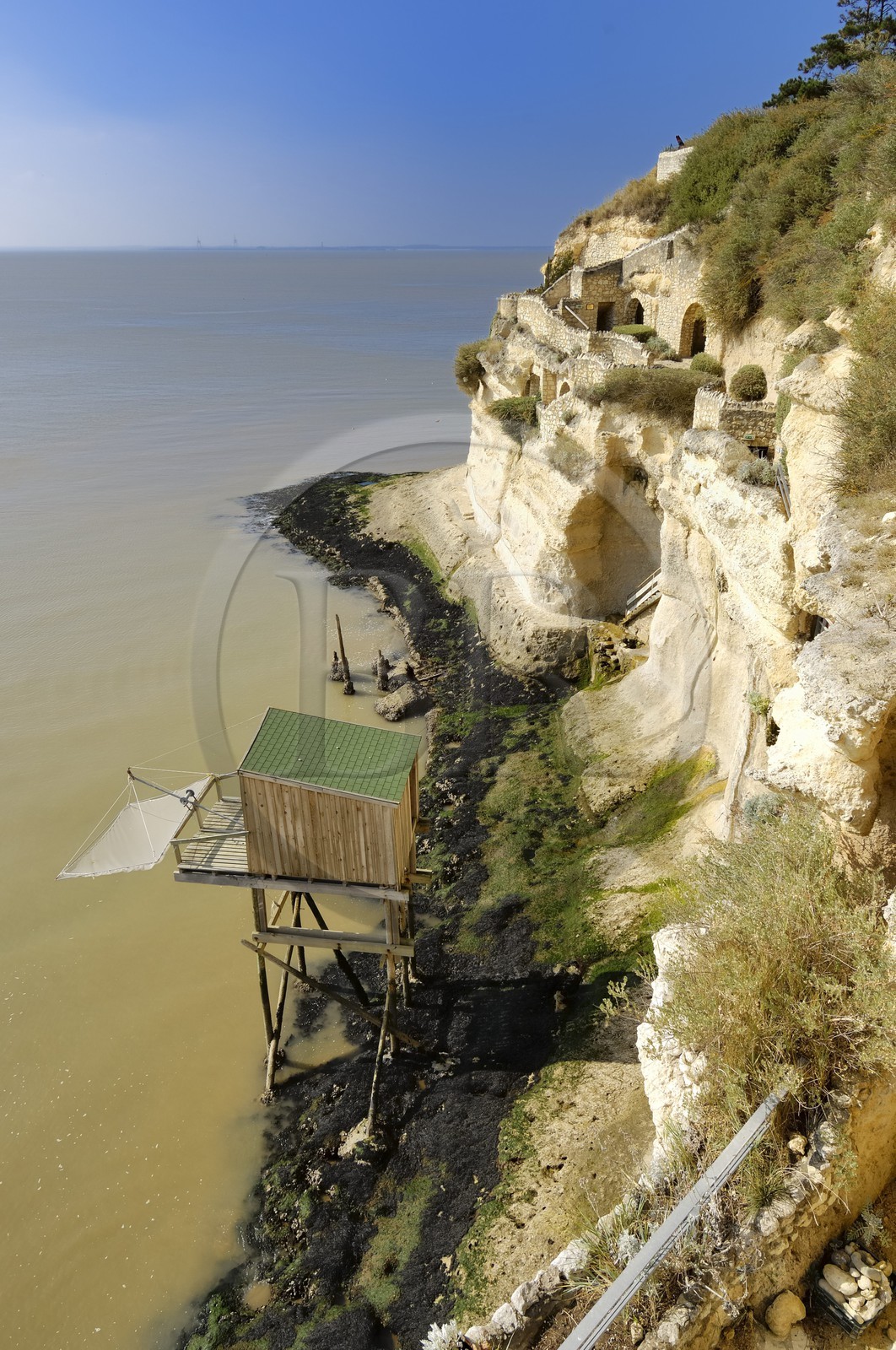 France, Charente-Maritime (17), Meschers-sur-Gironde, carrelets des grottes du Regulus