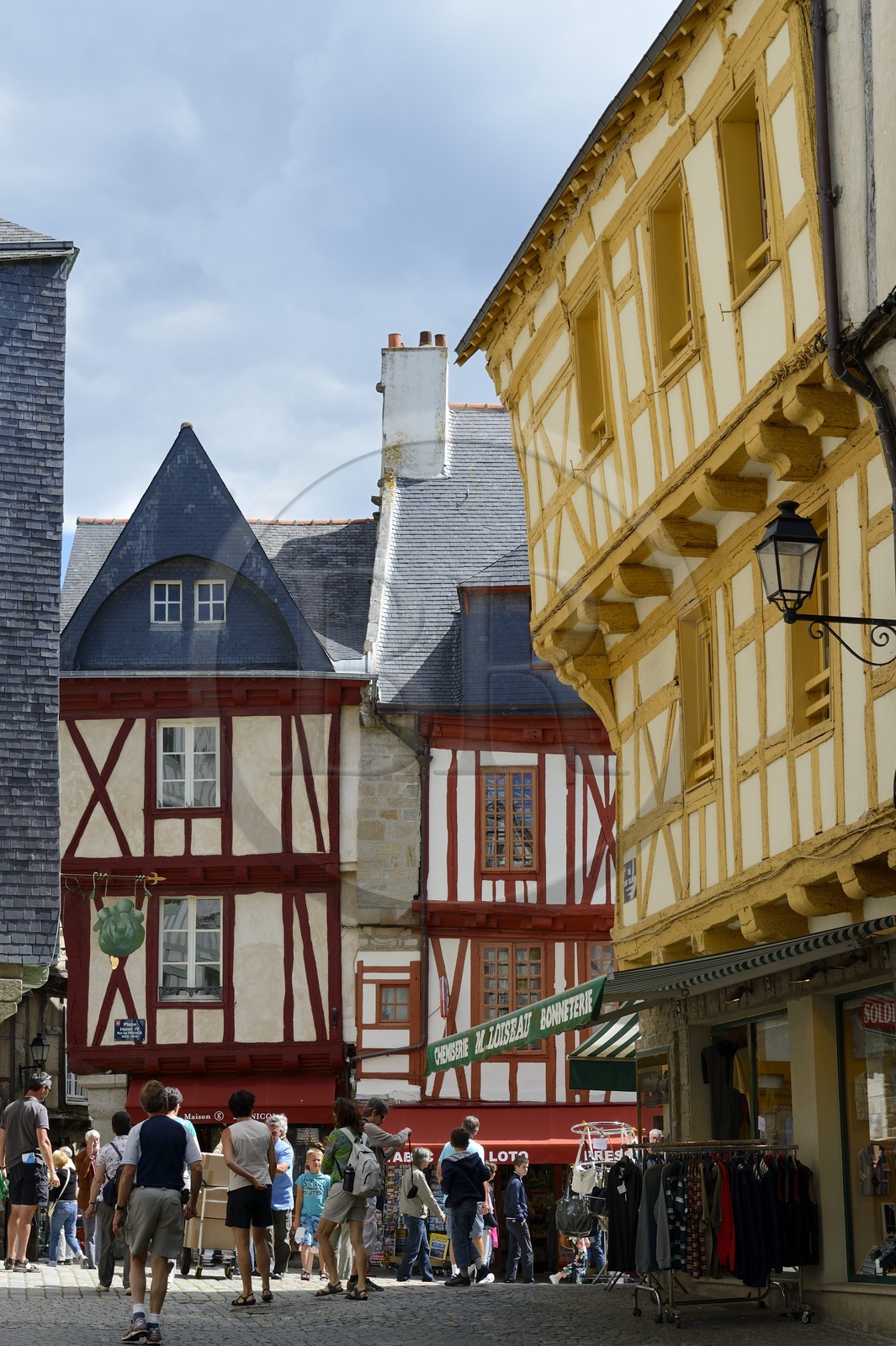 France, Morbihan (56), Golfe du Morbihan, Vannes, maisons à pans de bois rue Saint Salomon aboutissant à la  place Henri IV