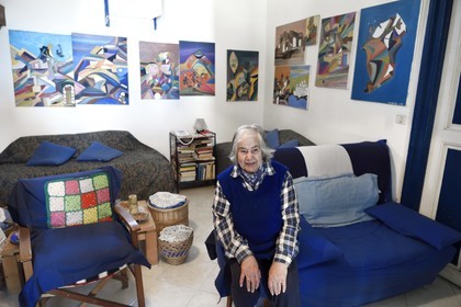 Italie, Sicile, iles Eoliennes, classées Patrimoine Mondial de l'UNESCO, ile de Stromboli, Angeletta, l'épouse du pecheur et peintre Mario Cusolito aujourd'hui décédé dont on peut voir les oeuvres en arrière plan