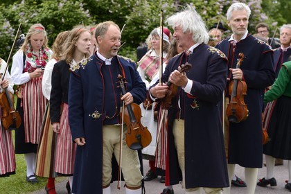 Suède, comté de Dalécarlie, Leksand, les très populaires célébrations du solstice d'été pour la Saint-Jean