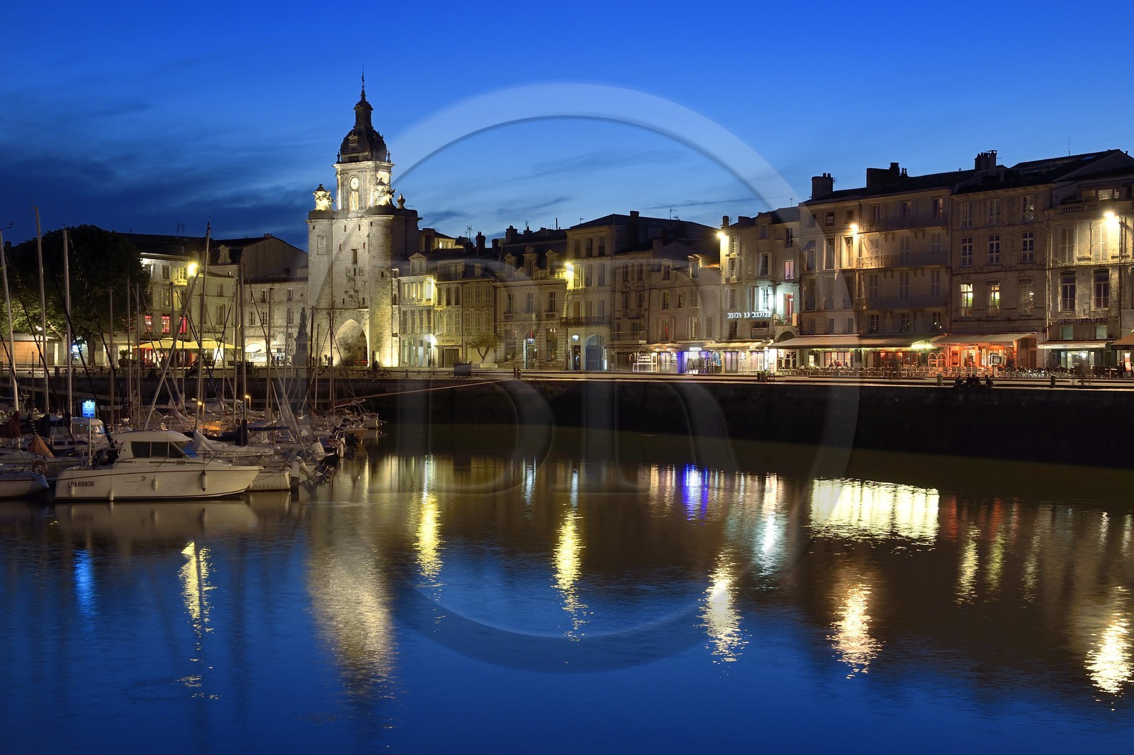 France, Charente-Maritime (17), La Rochelle, le Vieux Port avec la porte de la Grosse Horloge