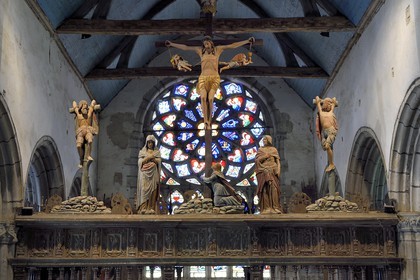 France, Finistère (29), la chapelle de Saint-Herbot de style gothique flamboyant, la poutre de gloire au-dessus du chancel (cloture de chœur)