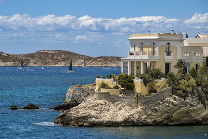 France, Bouches-du-Rhône (13), Marseille, quartier d'Endoume, Malmousque, Anse de Maldormé dominé par la Villa Petite Ourse, l'Archipel des îles du Frioul en arrière plan