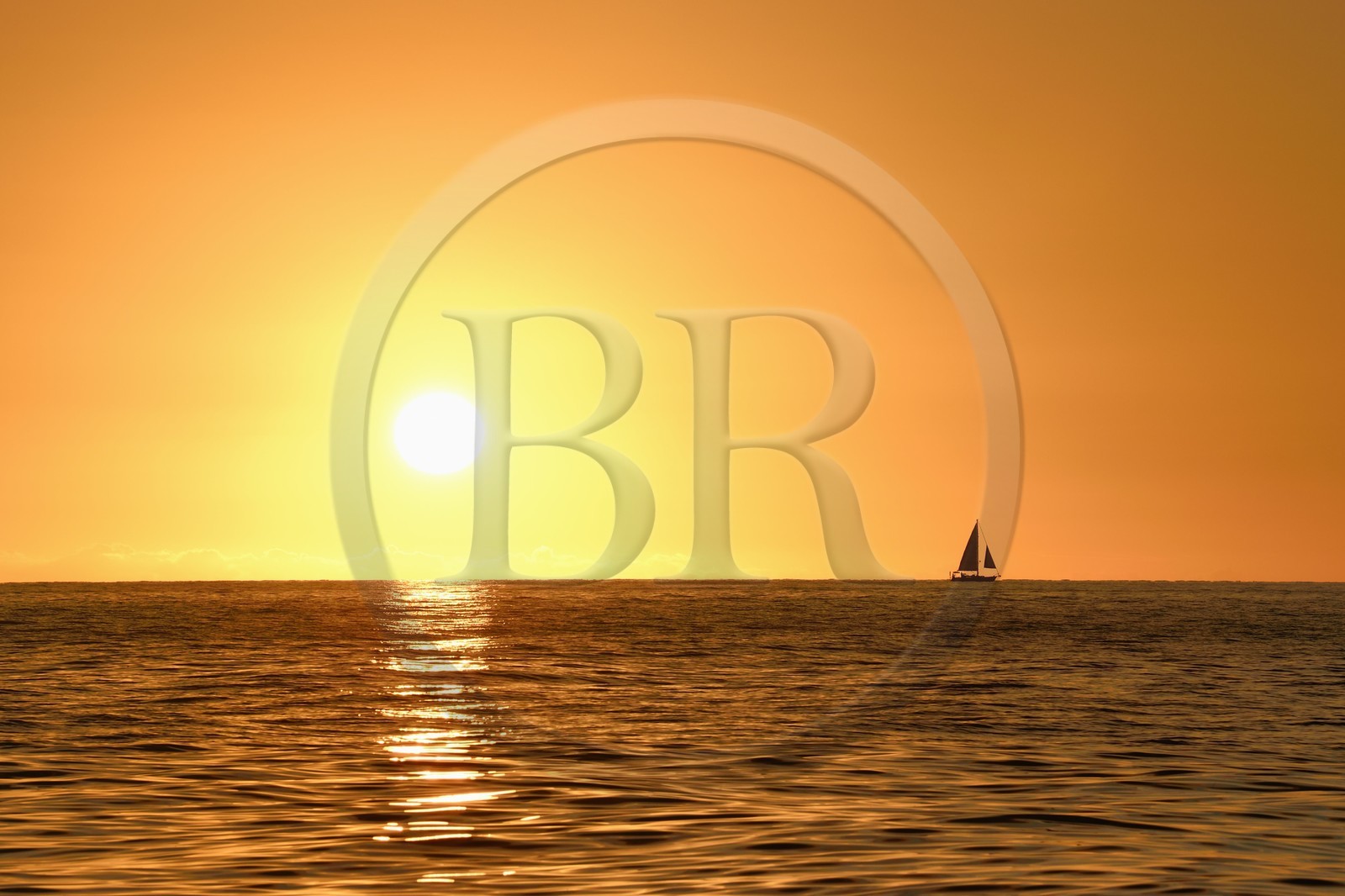 Caraïbes, Ile de la Dominique, voilier au coucher de soleil sur la côte Ouest
