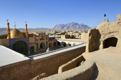 Iran, Province d'Ispahan, désert du Dasht-e Kavir, région de Khur et Biabanak, Bayazeh, l'ancien chateau qui pouvait abriter les habitants de la ville en cas d'attaque dans ses 700 chambres, la mosquée et le désert en arrière plan