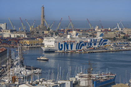 Italie, Ligurie, Gênes, le port de commerce et le terminal des ferries dominés par le phare de la Lanterna