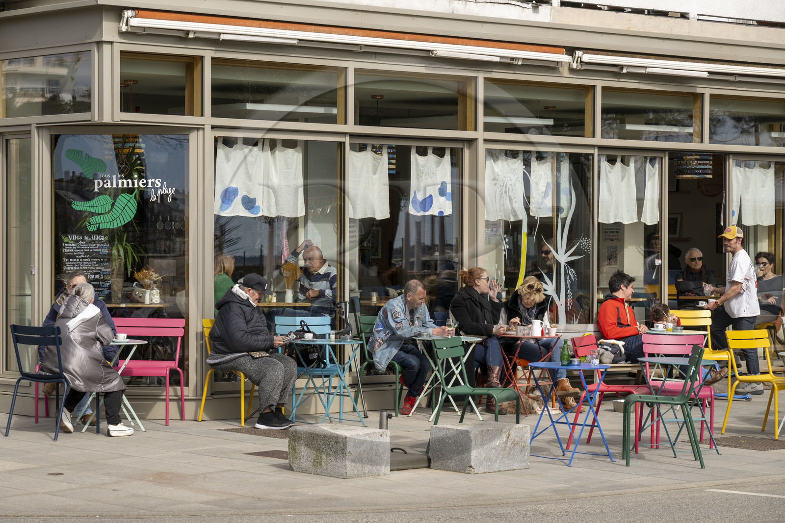 France, Loire-Atlantique (44), Saint-Nazaire, terrasse du café restaurant Sous les Palmiers place du Commando vers la Pince de Crabe France, Loire-Atlantique (44), Saint-Nazaire, terrasse du café restaurant Sous les Palmiers place du Commando vers la Pince de Crabe