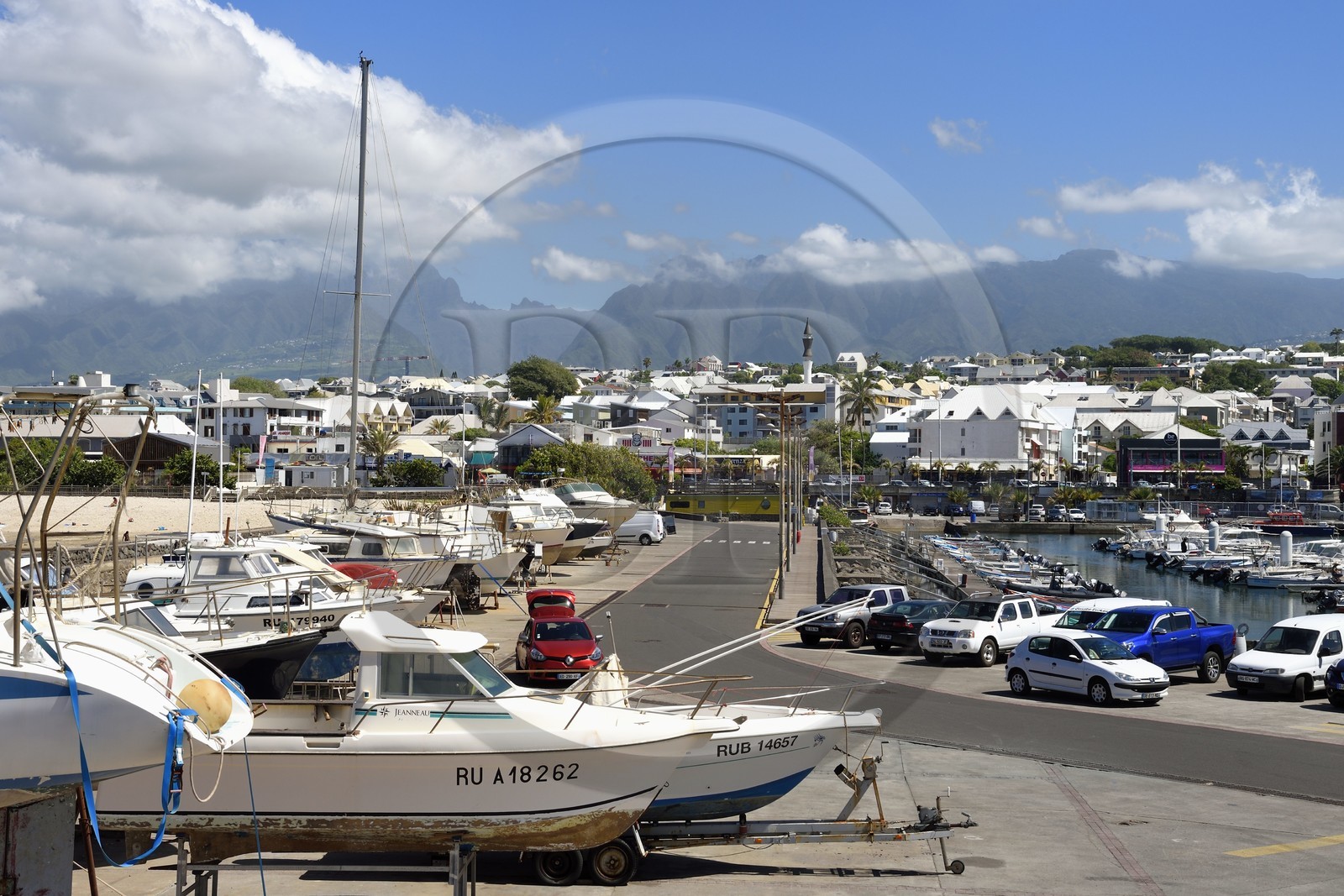 France, Ile de la Reunion, ville de Saint-Pierre, le port de plaisance et de peche, la mosquée Attyab oul Massadjid en arrière plan