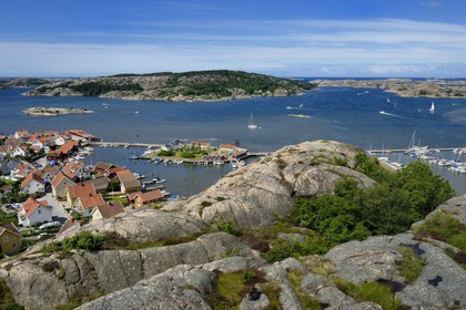 Sweden, Västra Götaland, Fjällbacka harbour, view from the top of the Vetterberget rock in the footsteps of Camilla Läckberg