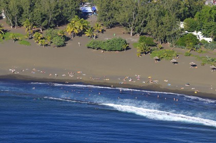 France, île de la Réunion, Etang-Salé les bains, plage de sable noir (vue aérienne)