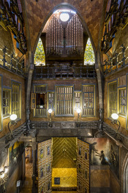 Espagne, Catalogne, Barcelone, le Palais Güell (Palau Güell) construit entre 1886 et 1891 et réalisé par l'architecte du modernisme catalan Antoni Gaudi, site classé au Patrimoine Mondial de l'UNESCO, salon central couronné d'un dome parabolique