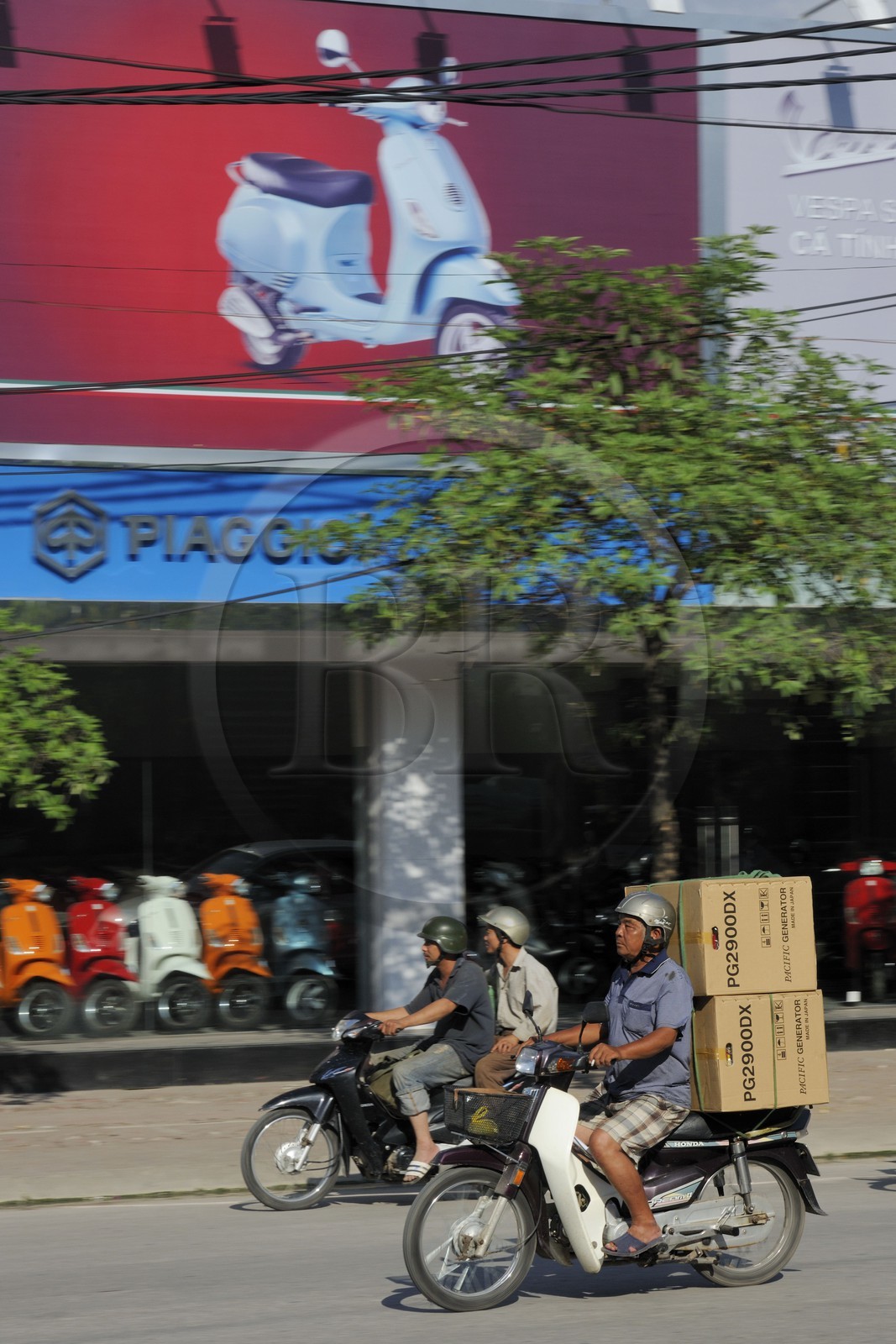 Vietnam, Hanoï, boutique Piaggio de vente de Vespa
