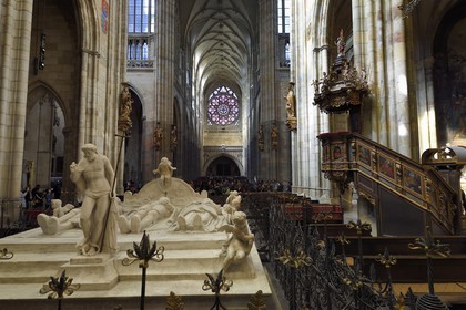 République Tchèque, Prague, centre historique classé Patrimoine Mondial de l'UNESCO, quartier de Hradcany, la cathédrale Saint-Guy à l'intérieur du chateau Royal, Mausolée de l'empereur Ferdinand Ier de Habsbourg, de sa femme Anne Jagellon et de leur fils Maximilien II dans la nef