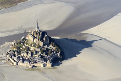 France, Manche (50), Baie du Mont-Saint-Michel, classée Patrimoine Mondial de l'UNESCO, le Mont-Saint-Michel à marée basse (vue aérienne)