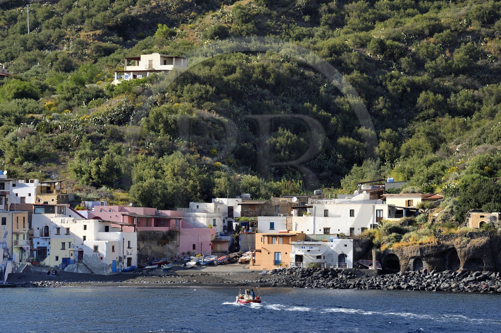 Italie, Sicile, iles Eoliennes, classées Patrimoine Mondial de l'UNESCO, Ile de Salina, pêcheur dans son bateau rentrant au port de Rinella