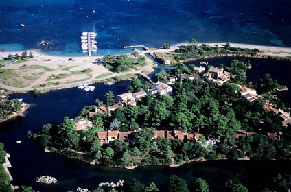 France, Corse-du-Sud (2A), lotissement de vacances sur une île artificielle à San Ciprianu au nord de Porto Vecchio (vue aérienne)