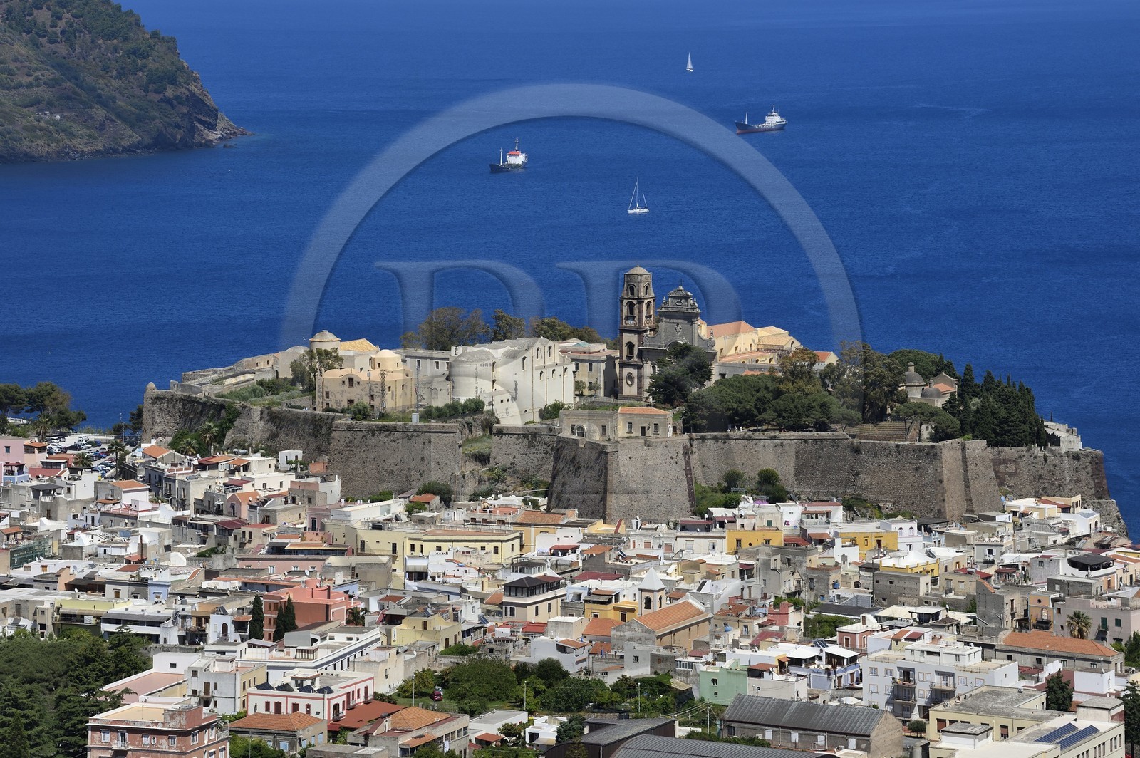 Italie, Sicile, iles Eoliennes, classées Patrimoine Mondial de l'UNESCO, Ile de Lipari, Lipari dominé par sa citadelle
