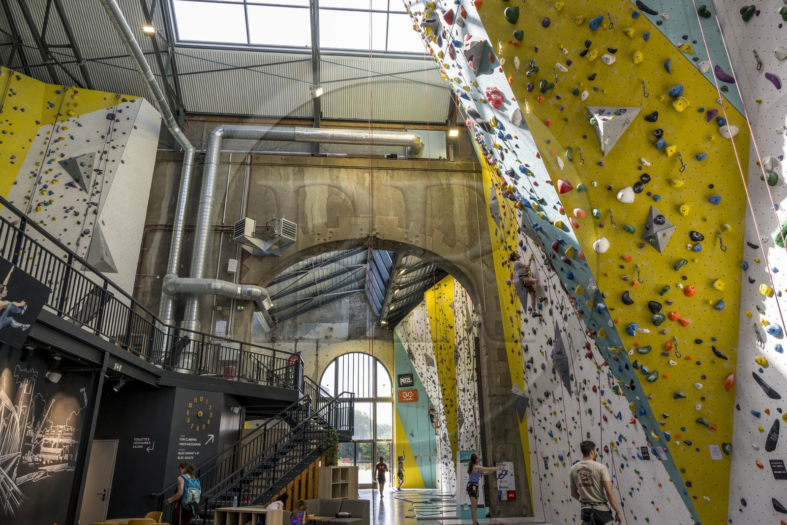 France, Finistère (29), Brest, l'éco-quartier des Capucins, les Ateliers, anciens ateliers de mécanique de l'Arsenal, salle d'escalade Climb Up Brest