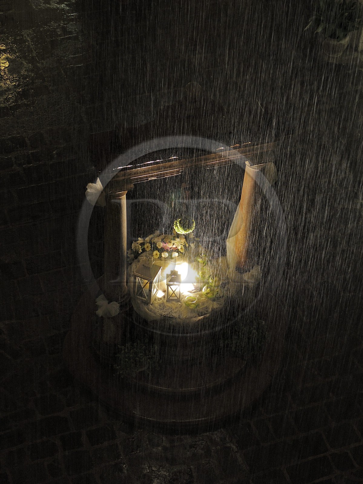 Italie, province de Verone, Bevilacqua, hotel Castello Bevilacqua, le puit central sous la pluie