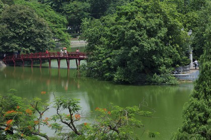 Vietnam, Hanoï, vieille ville, lac Hoan Kiem appelé le petit lac ou lac de l'épée restituée, temple Ngoc Son (de la montagne de jade) et le pont Thê Huc