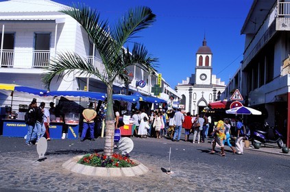 France, île de la Réunion, jour de marché dans la rue principale de Saint-Louis