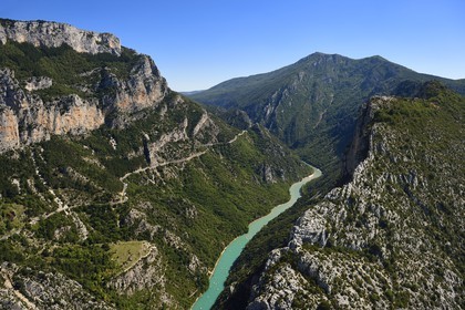 Var (83) rive gauche et Alpes-de-Haute-Provence (04) rive droite, Parc Naturel Régional du Verdon, le Grand Canyon des Gorges du Verdon entre Le Galetas et le Cirque de Vaumale en arrière plan (vue aérienne)