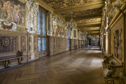 France, Seine-et-Marne (77), Fontainebleau, chateau de Fontainebleau, classé Patrimoine Mondial par l'UNESCO, la Galerie François 1er construite entre 1528 et 1530, décoré avec des peintures, des lambris, des fresques et des stucs, des boiseries en noyer sculpté et un plafond à caissons