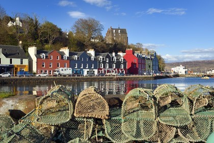 Royaume-Uni, Ecosse, Highland, Hébrides intérieures, Ile de Mull, la ville principale Tobermory et son port, casier à crustacés sur la jetée United Kingdom, Scotland, Highland, Inner Hebrides, Isle of Mull, the main town Tobermory and its harbour, crustacean locker on the pier