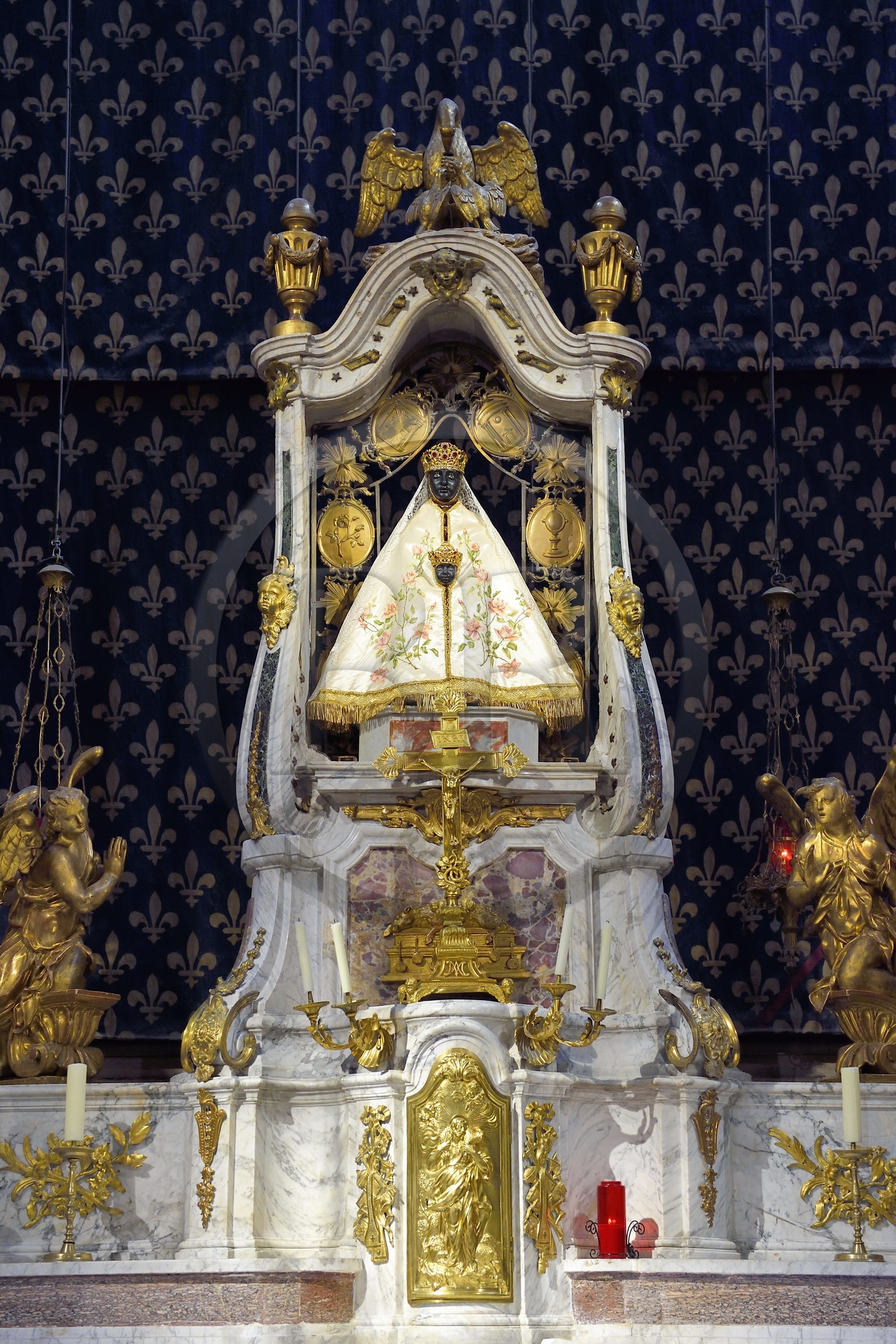 France, Haute-Loire (43), Le Puy-en-Velay, étape des chemins de Compostelle, la cathédrale Notre-Dame-de-l'Annonciation du XIIe siècle classée Patrimoine Mondial de l'UNESCO, statue de Marie portant son enfant surnommée La vierge noire (XVIIe siècle)