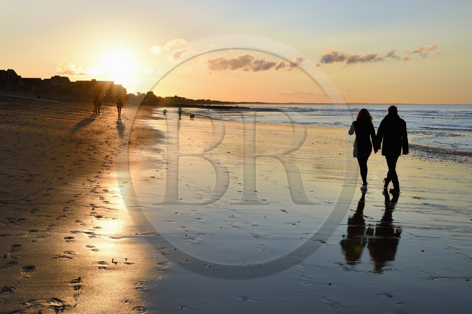 France, Calvados (14), Pays d'Auge, la côte Fleurie, Cabourg, promenade au coucher de soleil sur la plage de la station balnéaire France, Calvados (14), Pays d'Auge, la côte Fleurie, Cabourg, promenade au coucher de soleil sur la plage de la station balnéaire
