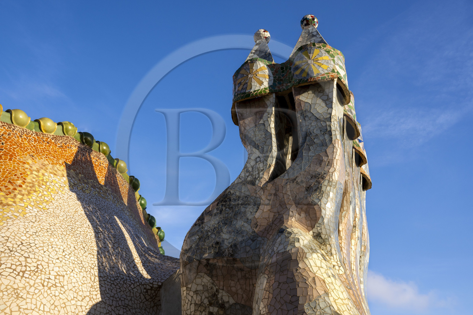 Espagne, Catalogne, Barcelone, quartier de l'Eixample, Passeig de Gracia, Casa Batllo de l'architecte du modernisme catalan Antoni Gaudi, site classé au Patrimoine Mondial de l'UNESCO, cheminées et toiture suggérant l'échine du dragon