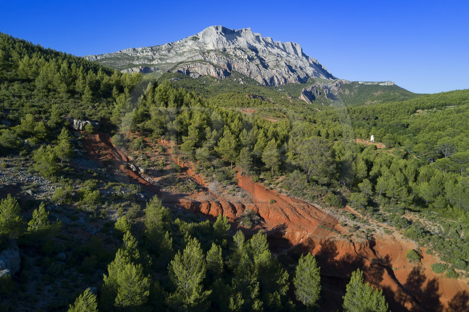 France, Bouches-du-Rhône (13), Pays d'Aix en Provence, vers le Tholonet, la Montagne Sainte Victoire, route Cézanne (vue aérienne)