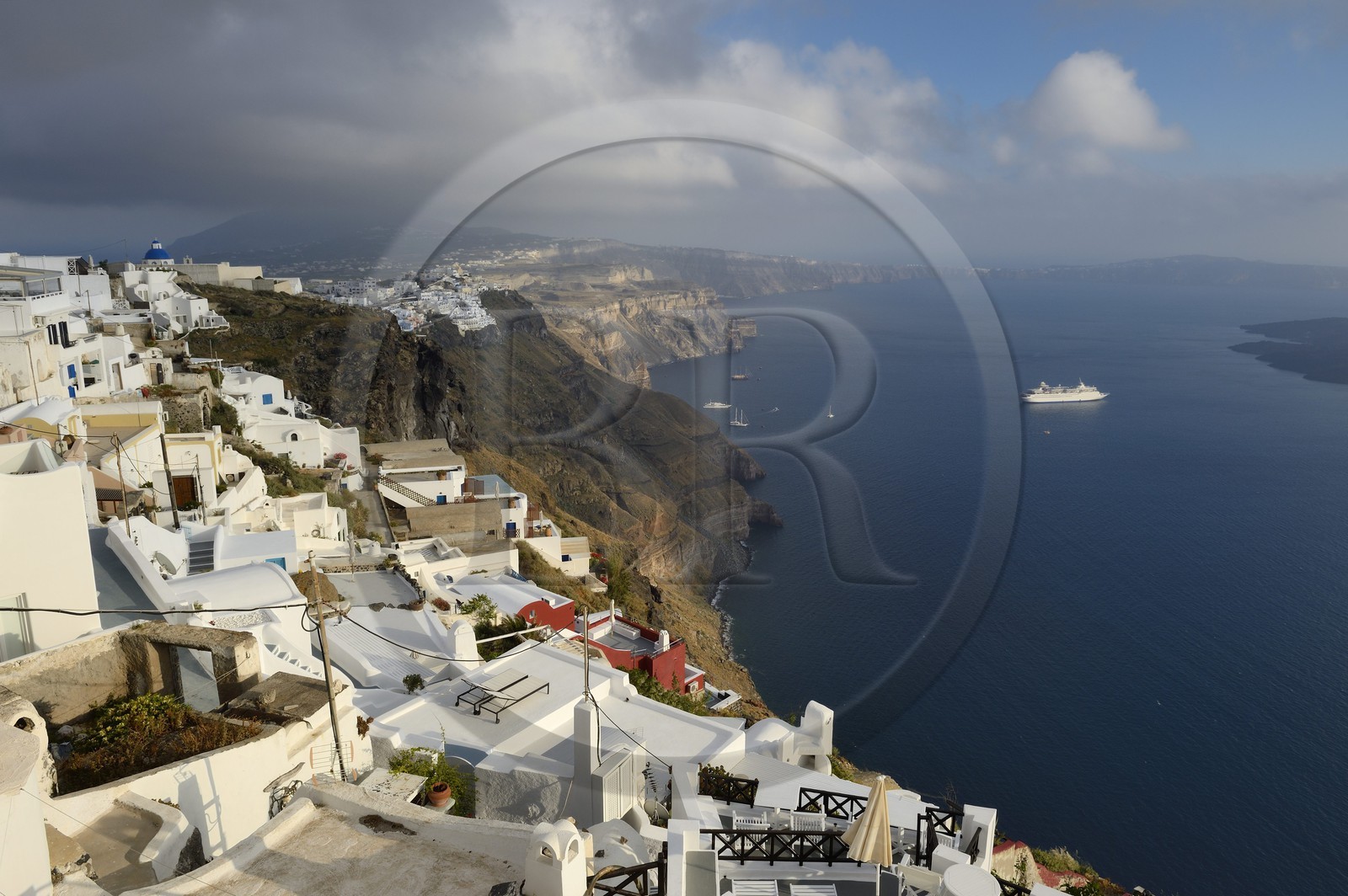 Grèce, Les Cyclades, mer Égée, île de Santorin (Thira ou Théra), le village d'Imerovigli qui surplombe la caldeira