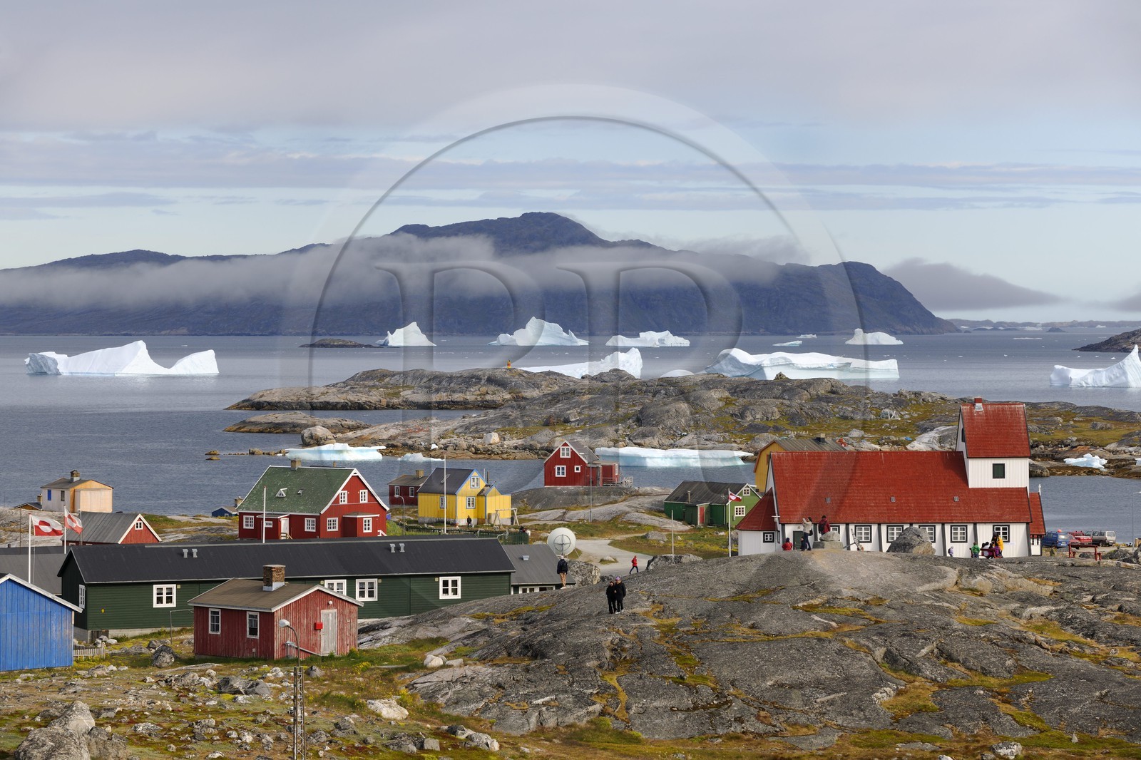 Groenland, ville de Nanortalik au sud du pays et icebergs dans la baie