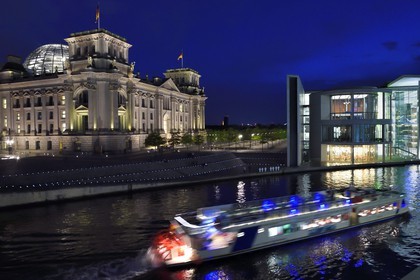 Allemagne, Berlin, le Reichstag avec le dome en verre du Bundestag (parlement allemand depuis 1999) de l'architecte Sir Norman Foster à gauche, batiments du nouveau complexe parlementaire le Paul-Lobe Haus à droite par l'architecte Stephan Braunfels sur les berges de la rivière Spree