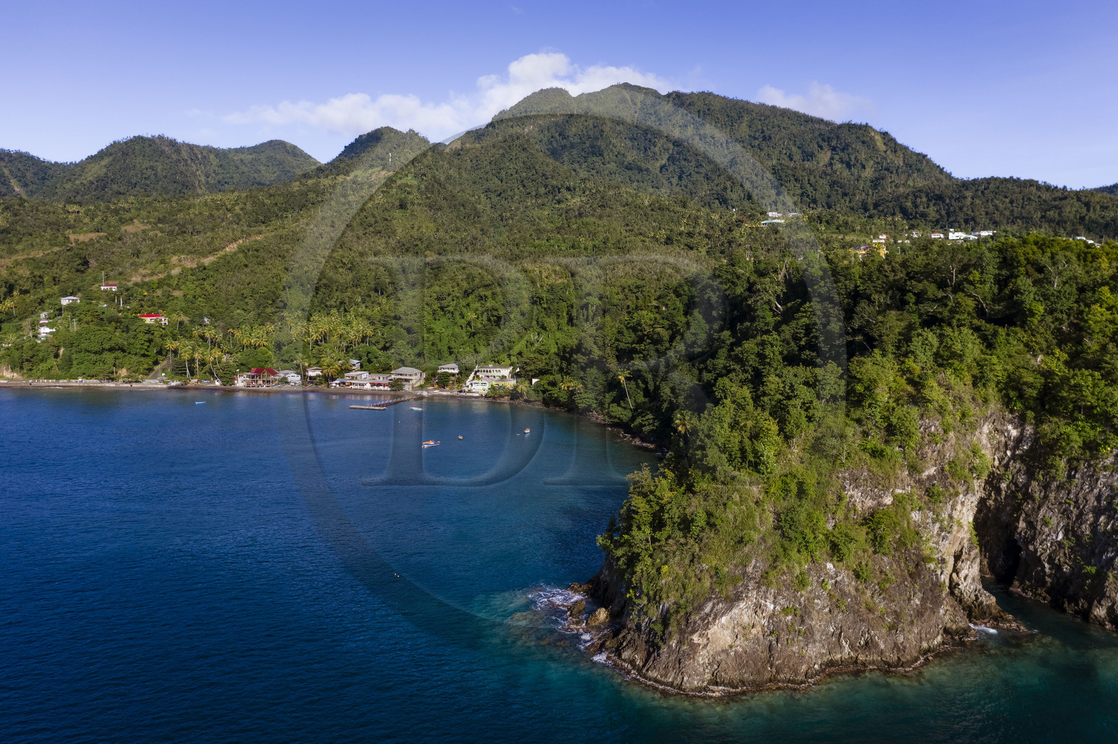 Caraïbes, Ile de la Dominique, Pointe de Toucari Bay au nord de Portsmouth (vue aérienne)