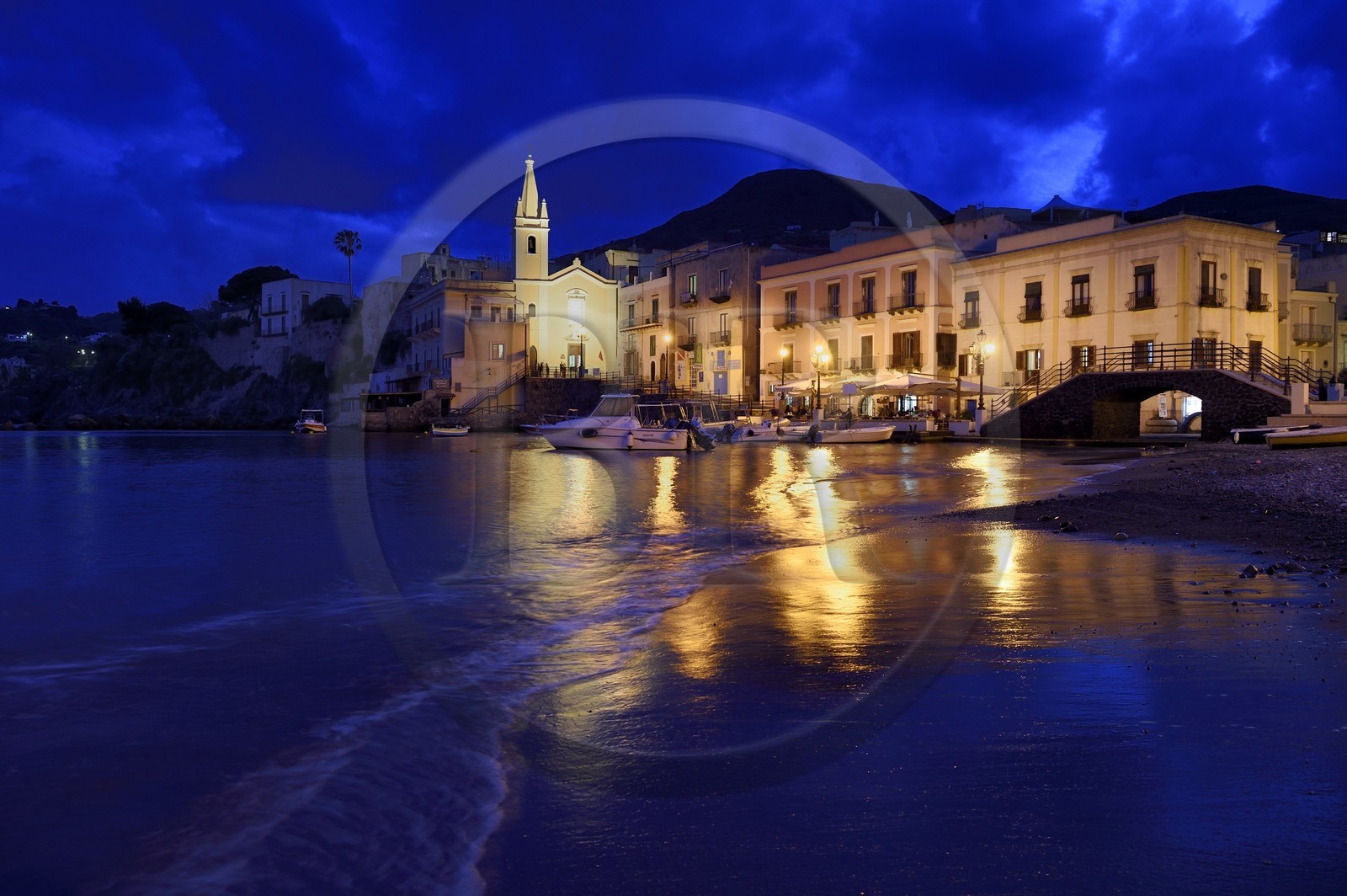 Italie, Sicile, iles Eoliennes, classées Patrimoine Mondial de l'UNESCO, Ile de Lipari, Lipari, le port de pêche de Marina Corta et l'église San Giuseppe