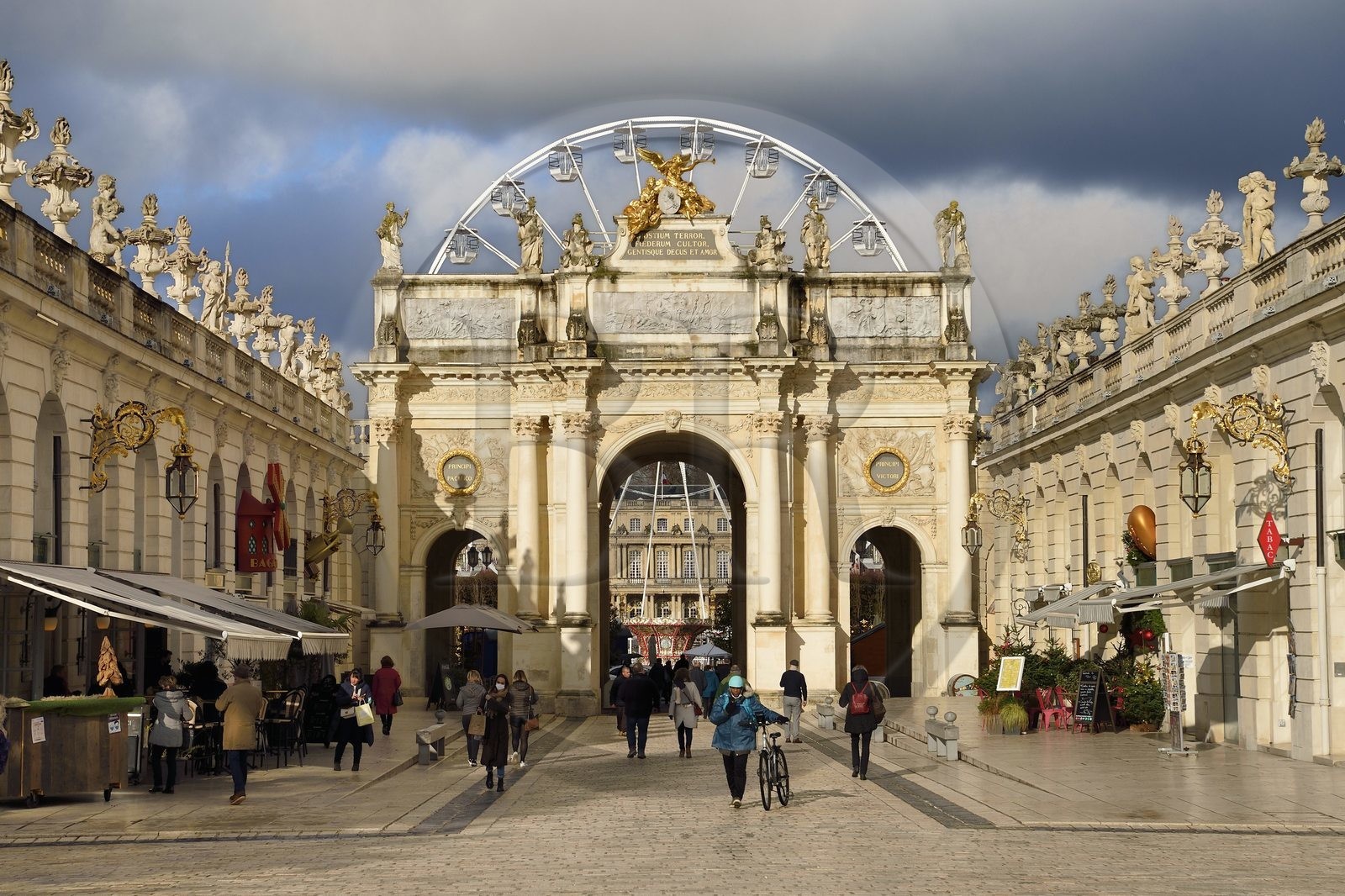 France, Meurthe-et-Moselle (54), Nancy, place Stanislas (ancienne Place Royale) lors de la fête de la Saint-Nicolas, classée Patrimoine Mondial de l'UNESCO, l'Arc de Triomphe (la Porte Héré)