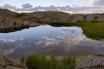 Suède, Västra Götaland, Väderöarna (iles météo) au large de Fjällbacka, petit lac