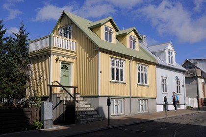 Iceland, Reykjavik, house in the street Skolavordustigur (old town) leading to the port