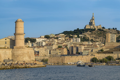France, Bouches-du-Rhône (13), Marseille, le Fort Saint-Jean à gauche, l’abbaye Saint-Victor au centre et la Citadelle de Marseille (Fort Saint-Nicolas) à droite, la basilique Notre Dame de la Garde en arrière plan