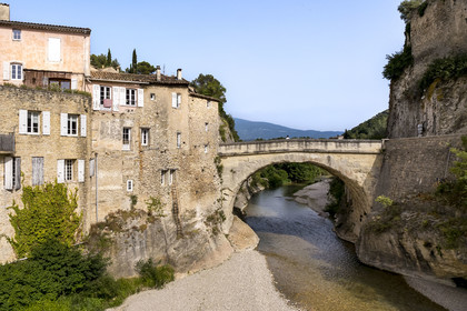 France, Vaucluse (84), Vaison-la-Romaine, le pont romain sur l'Ouvèze datant du 1er siècle apr. J.-C. qui relie la ville basse et la ville médiévale (vue aérienne)