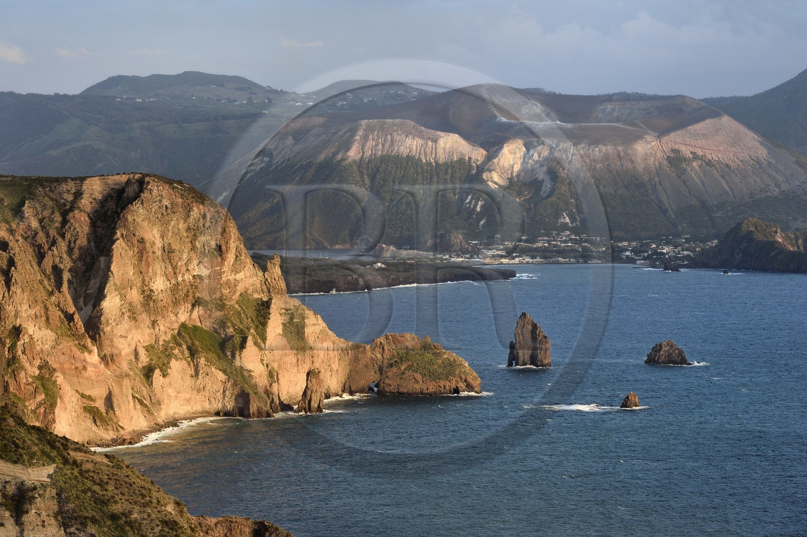 Italie, Sicile, iles Eoliennes, classées Patrimoine Mondial de l'UNESCO, Ile de Lipari, les falaises de la côte Sud-Ouest de l'île à Quattrocchi face à l'Ile de Vulcano en arrière plan